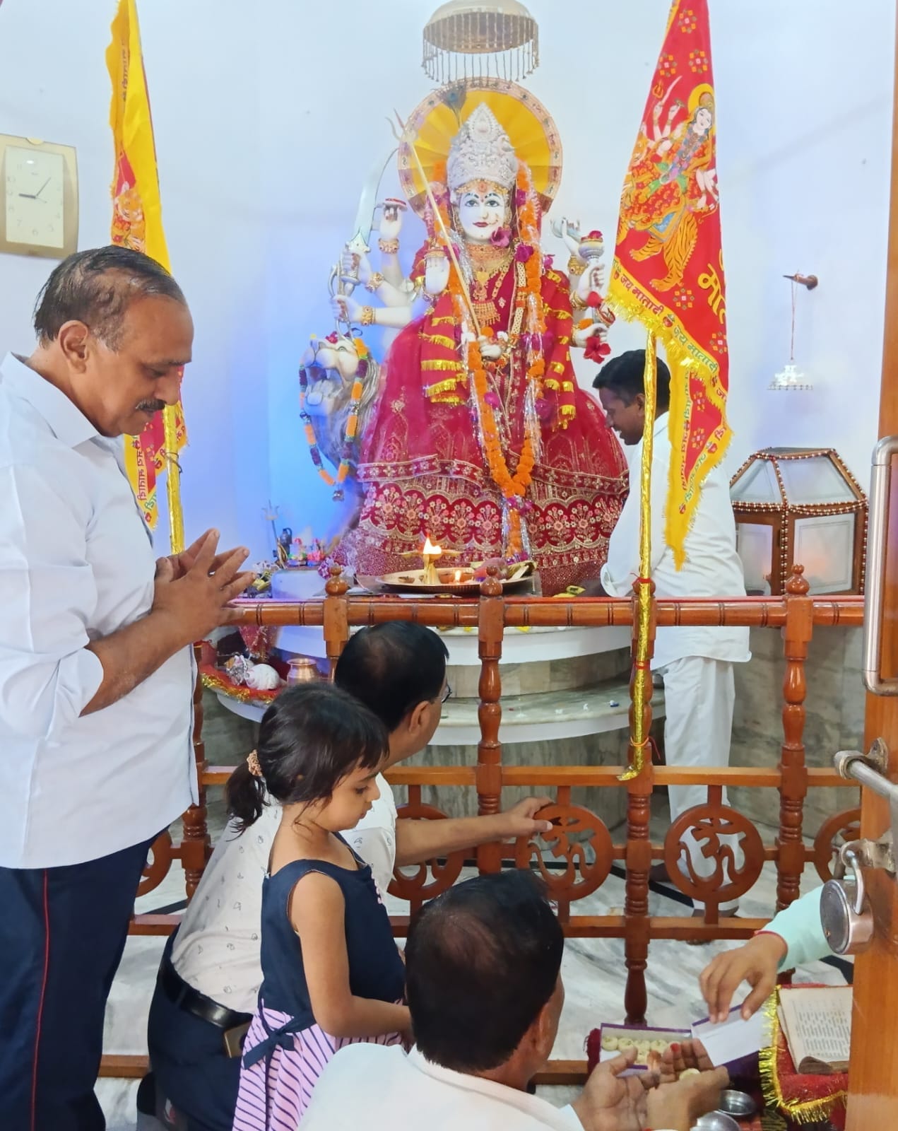 नवरात्र के पहले दिन मां यशवतंरी देवी मंदिर पर पूजा अर्चना करते श्रद्धालु । संवाद