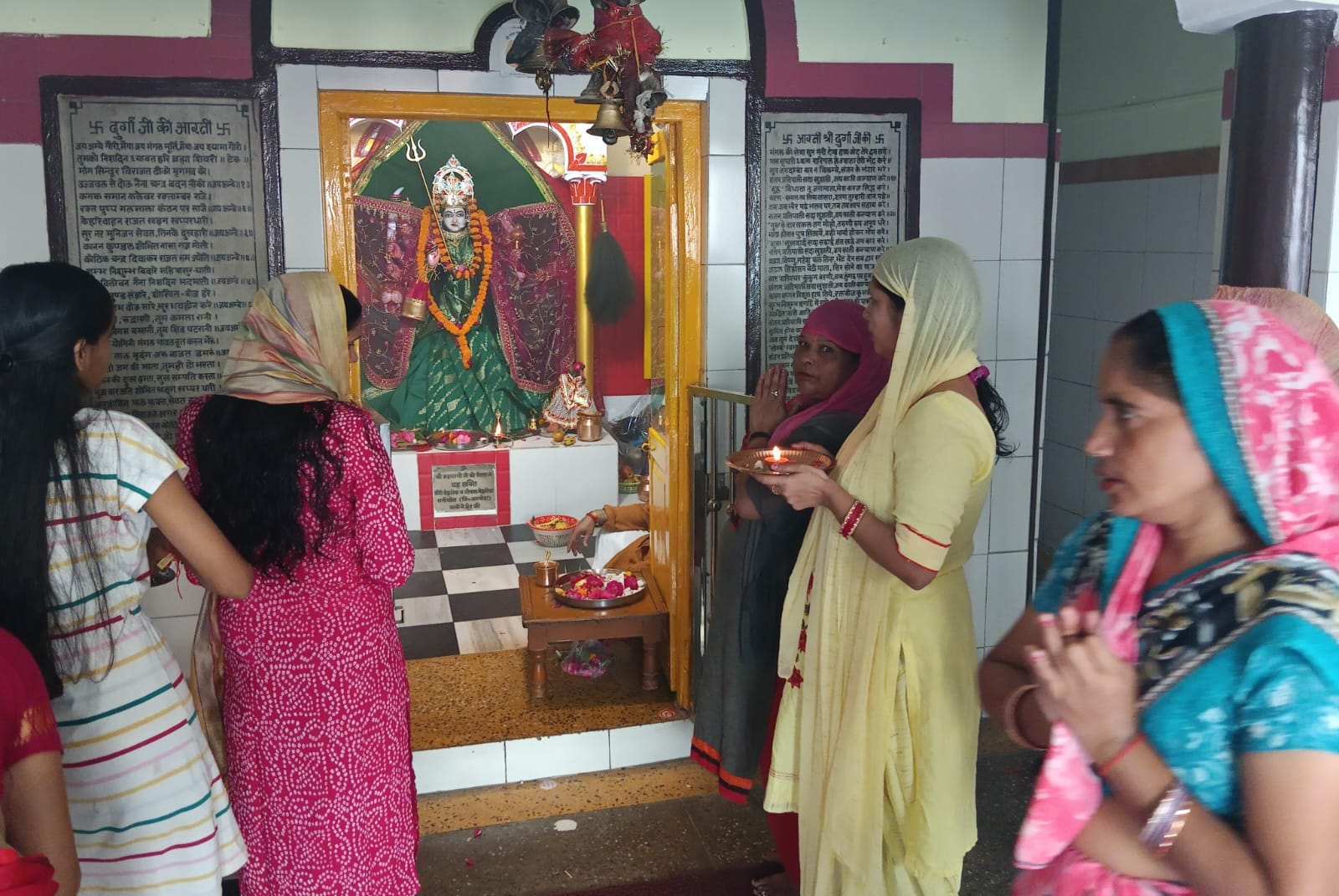 नवरात्र के पहले दिन मां यशवतंरी देवी मंदिर पर पूजा अर्चना करते श्रद्धालु । संवाद