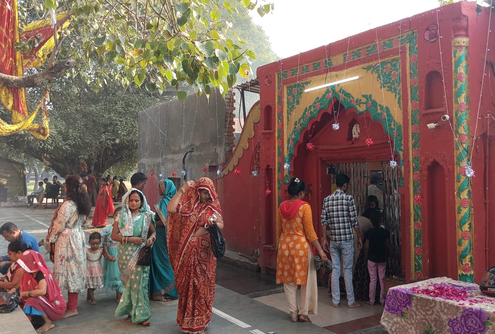 नवरात्र के पहले दिन मां यशवतंरी देवी मंदिर पर पूजा अर्चना करते श्रद्धालु । संवाद