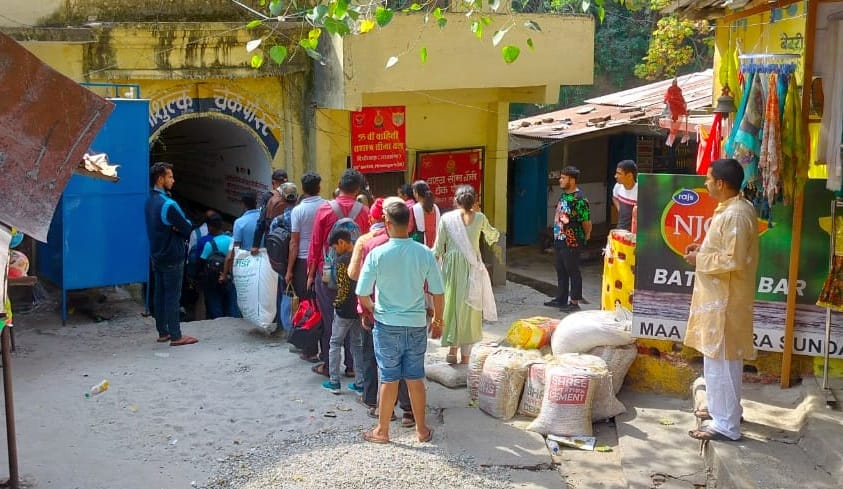पिथौरागढ़ के मां उल्का देवी मंदिर में पूजा अर्चना करते श्रद्धालु। संवाद पिथौरागढ़ के मां उल्का देवी मंदिर में पूजा अर्चना करते श्रद्धालु। संवाद