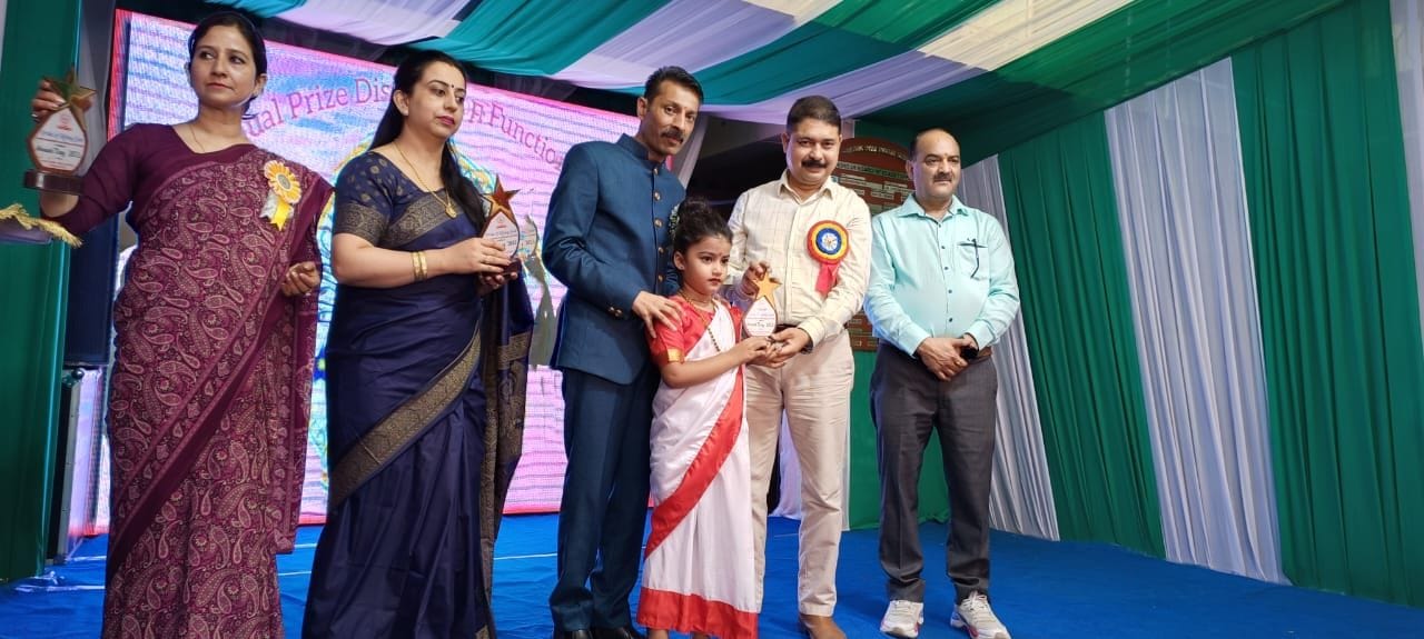 राइजिंग स्टार पब्लिक स्कूल चंबा में वार्षिक समारोह में राजस्थानी गीत पर नृत्य छात्राएं:संवाद