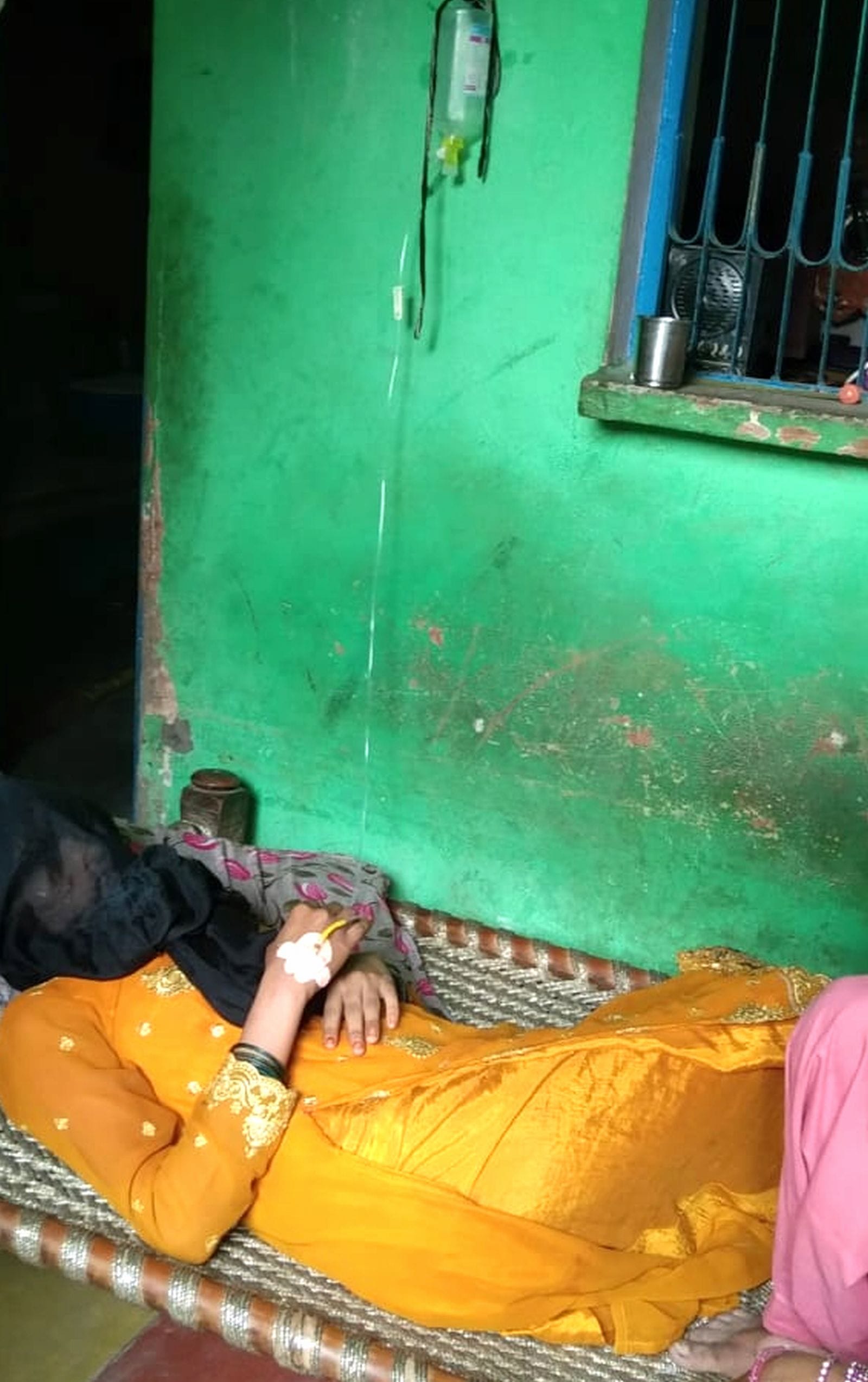 दबतोरा गांव में घर में इलाज कराते बुखार पीड़ित। संवाद दबतोरा गांव में घर में इलाज कराते बुखार पीड़ित। संवाद