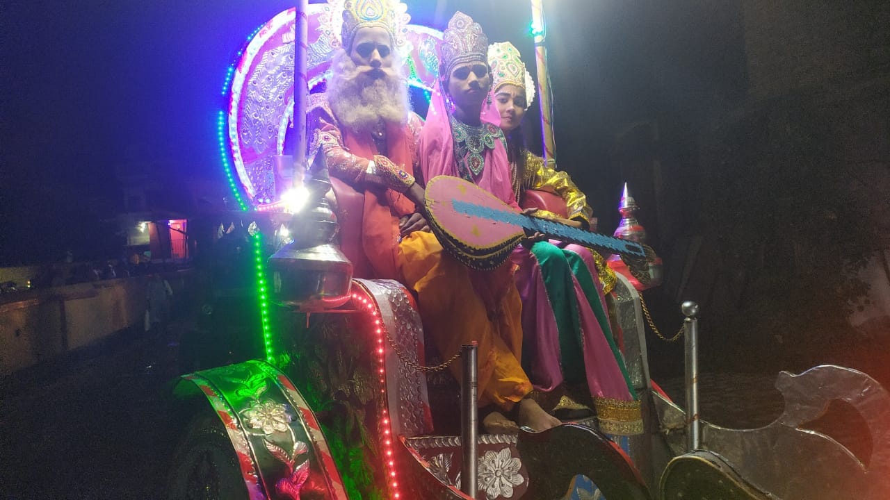 बीसलपुर मे निकाली गई राम बारात में शमिल झांकी । संवाद