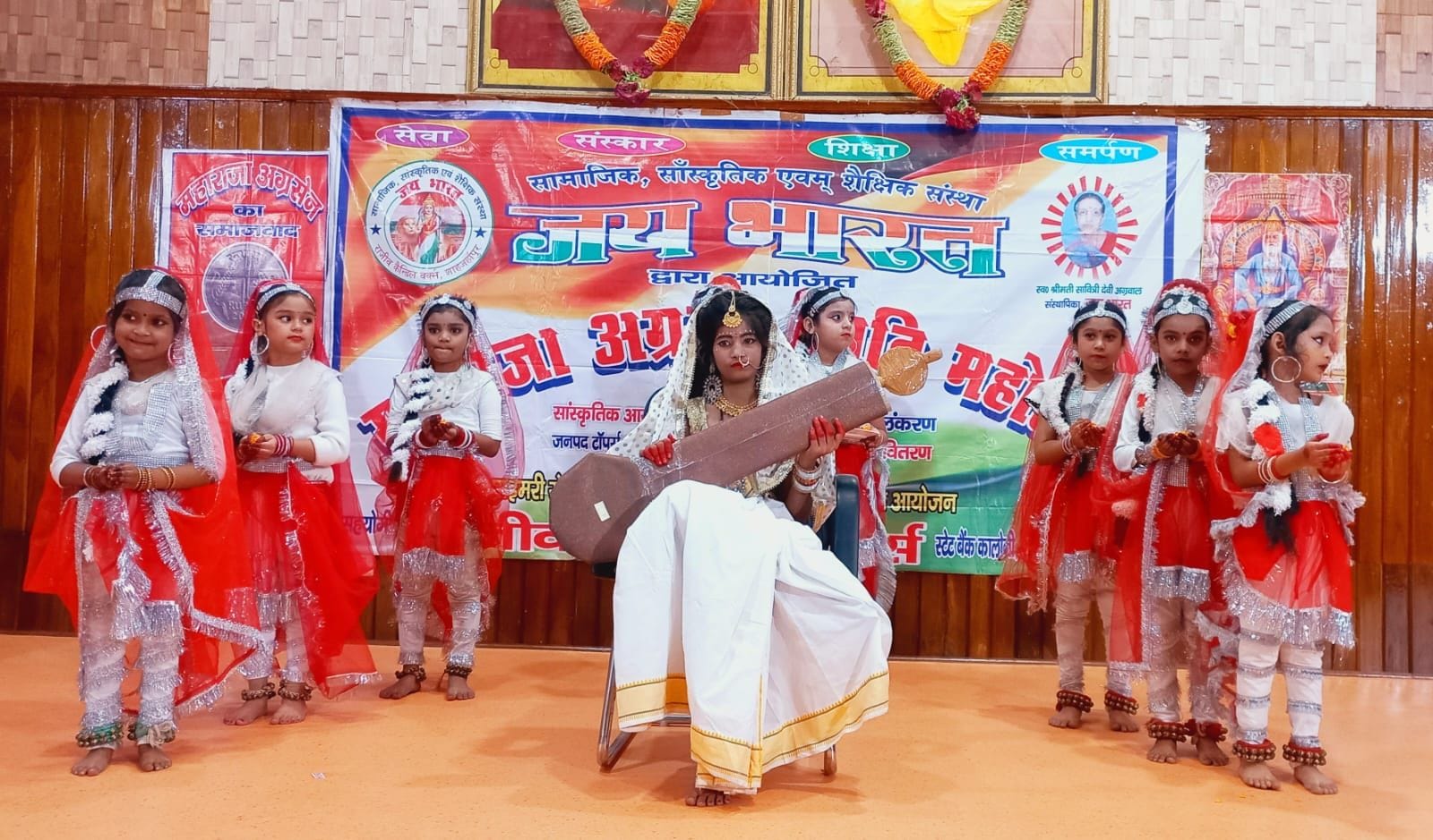 एसएस कॉलेज में टॉपर्स को सम्मानित करते राज्यसभा सांसद मिथिलेश कुमार कठेरिया। संस्था