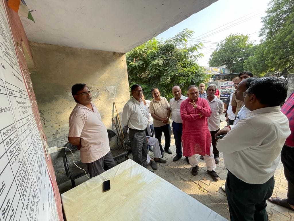 फोटो 11. पुरानी तहसील स्थित बूस्टिंग स्टेशन पर पहुंचे भाजपा नेता राजीव जैन निगम अधिकारियों से ब