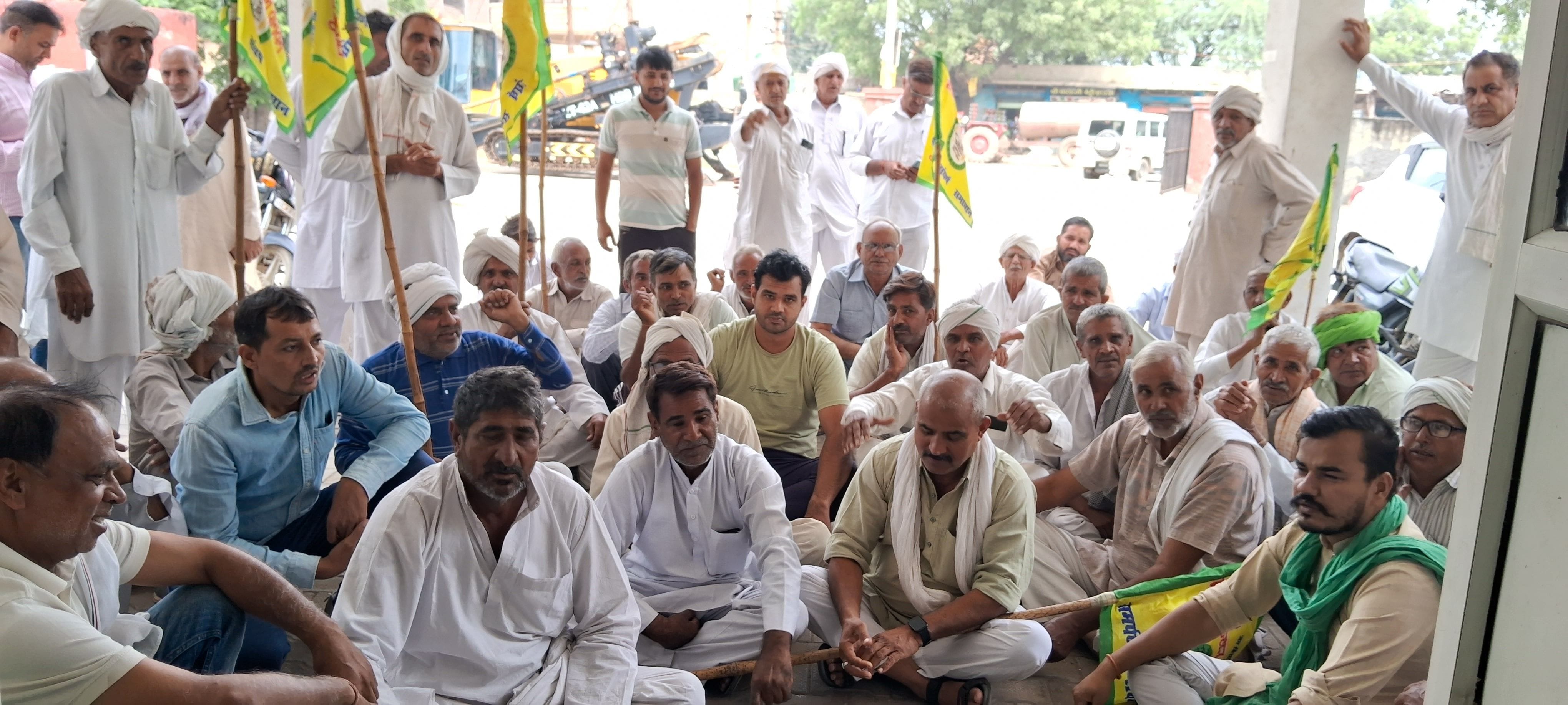 फोटो 17. सोनीपत की नई अनाज मंडी में आसमान के नीचे पड़ी धान की ढेरियां। संवाद फोटो 17. सोनीपत की नई अनाज मंडी में आसमान के नीचे पड़ी धान की ढेरियां। संवाद