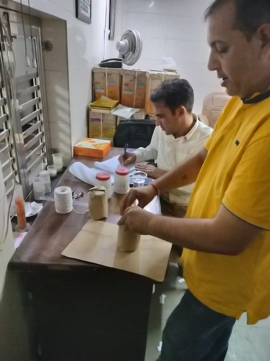 फोटो 33. सोनीपत में एक दुकान से नमूने भरते खाद्य सुरक्षा अधिकारी डॉ. जोगेंद्र। स्रोत: औषधि प्