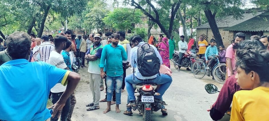 फतनपुर थाने के पटहटिया कला में बोलेरो की टक्कर से घायल बाइक सवार श्याम सिंह यादव। संवाद