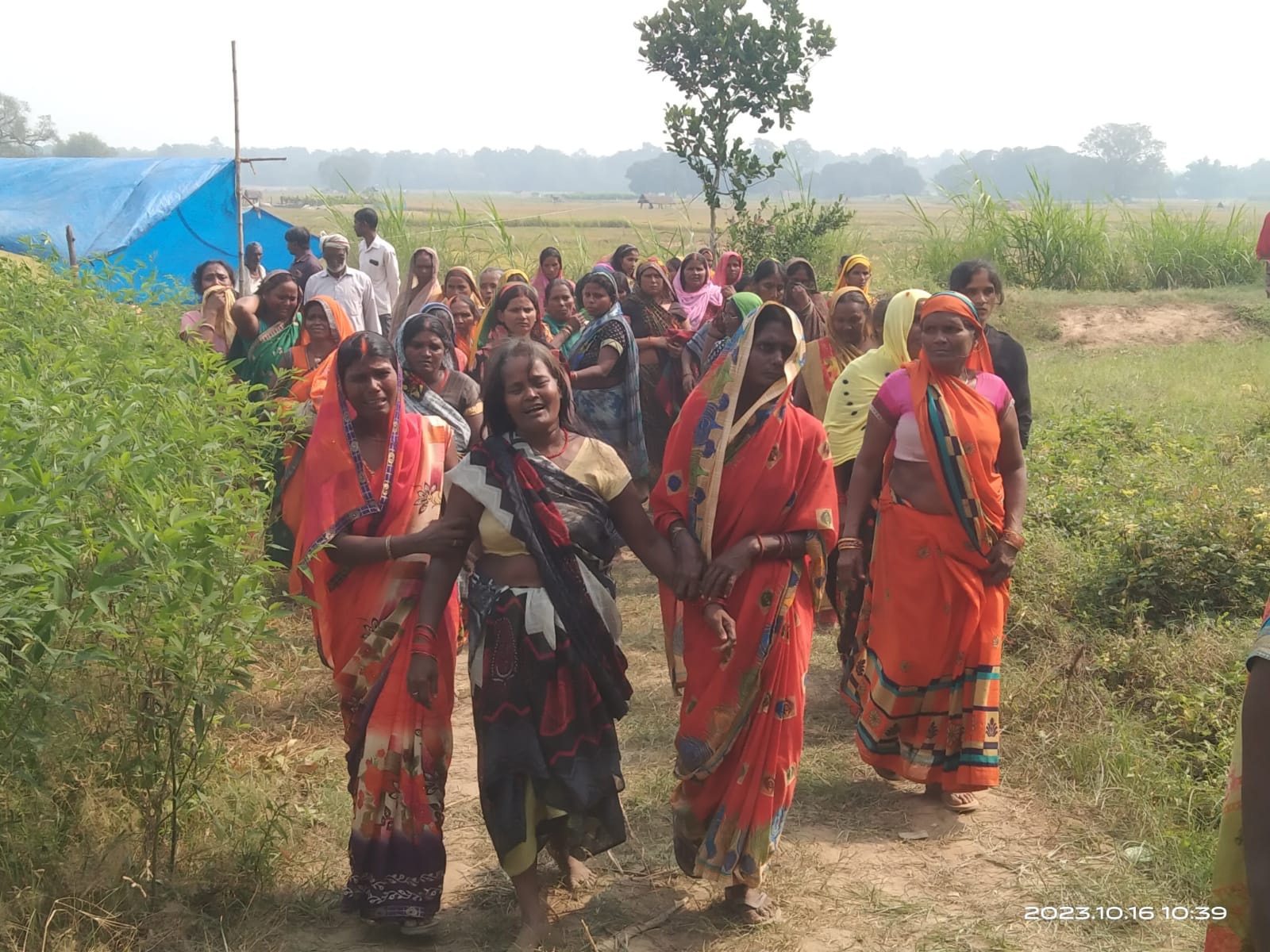 गांव चत्तुआ में घटना के बाद लगी ग्रामीणो की भीड़ । स्रोत - ग्रामीण गांव चत्तुआ में घटना के बाद लगी ग्रामीणो की भीड़ । स्रोत - ग्रामीण