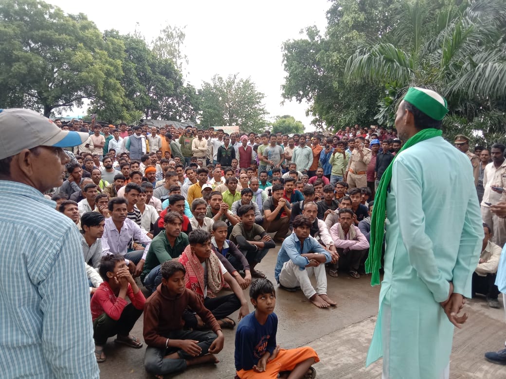 कुम्भी चीनी मिल के सामने धरना देते ग्रामीण कुम्भी चीनी मिल के सामने धरना देते ग्रामीण