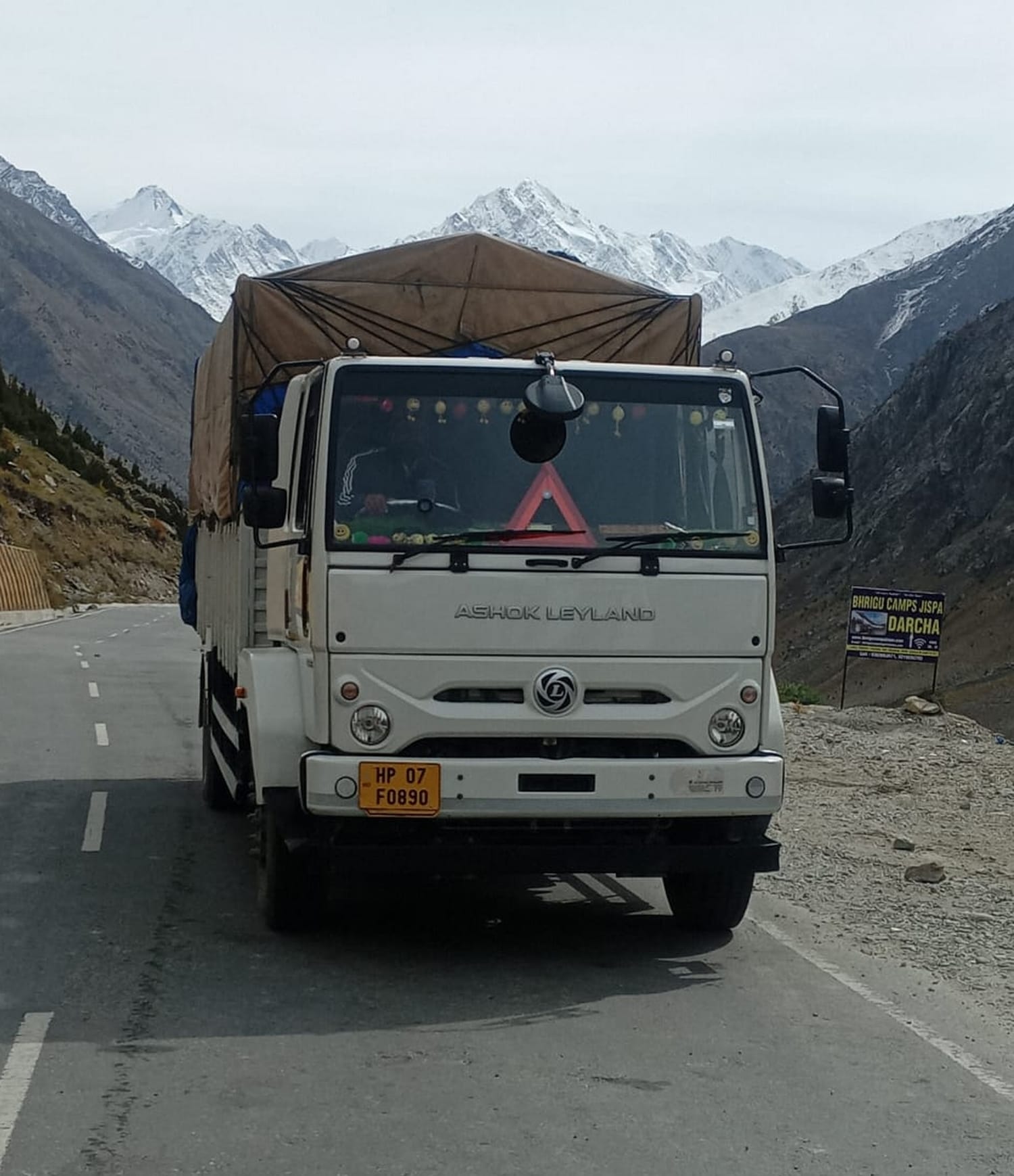 मनाली के अटल टनल रोहतांग के साउथ पोर्टल पर बर्फबारी के बाद का नजारा।-संवाद