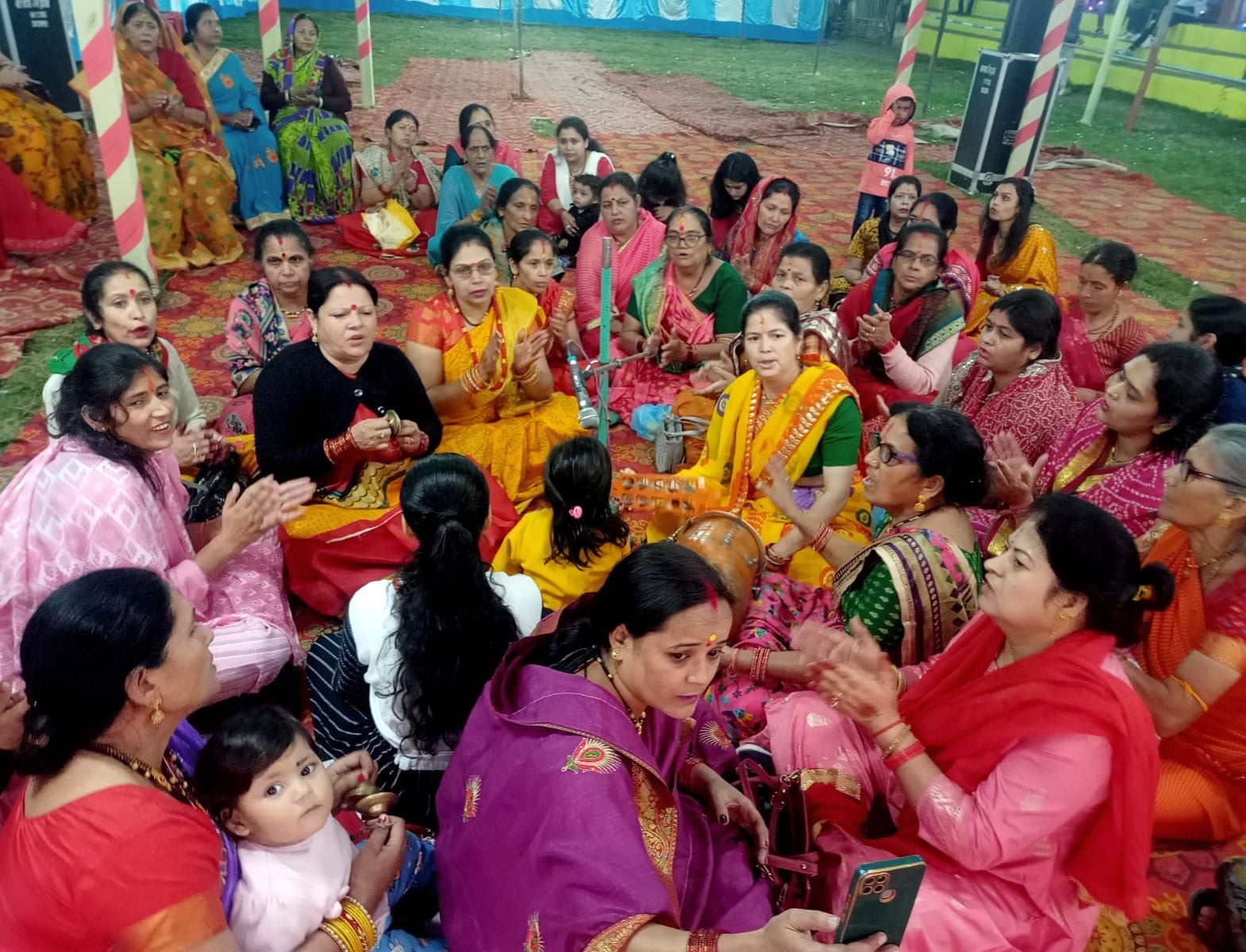 नुमाइशखेत मैदान में दुर्गा पूजा पंडाल में भजन गायन करतीं महिलाएं। संवाद