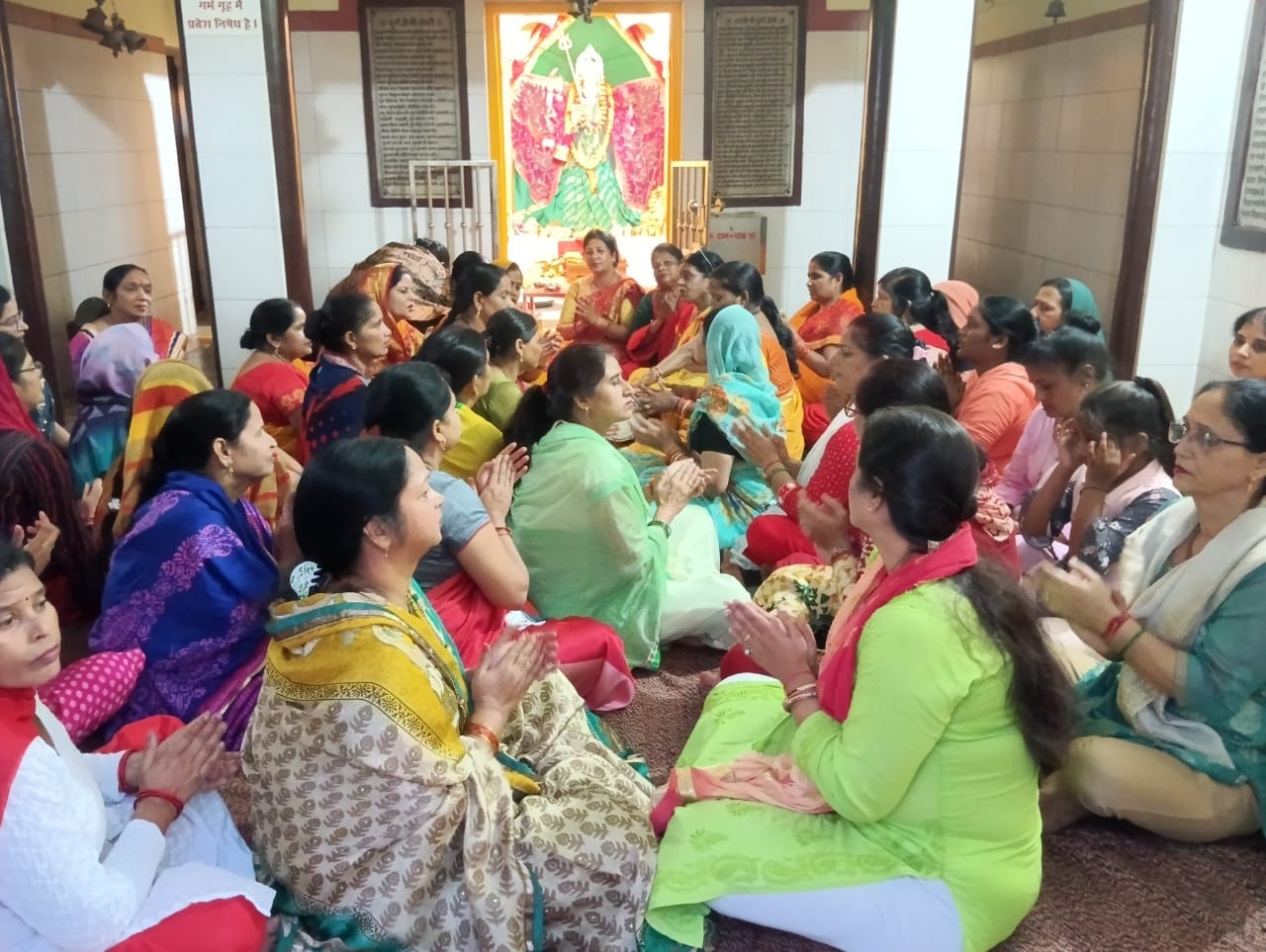नवरात्र के दूसरे दिन यशवतंरी देवी मंदिर में पूजा अर्चना करते श्रद्धालु । संवाद