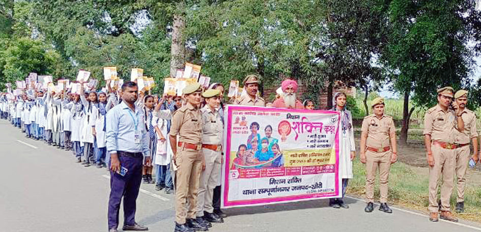 पलिया के जिला पंचायत से रैली का शुभारंभ करते पालिकाध्यक्ष व अधिकारी।