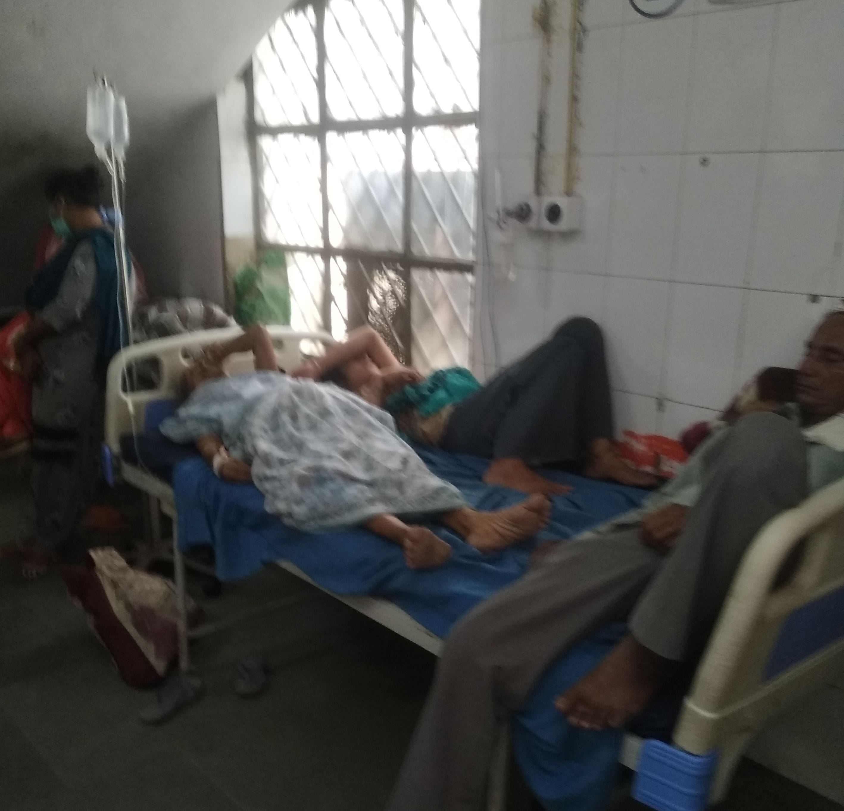 शाहजहांपुर के राजकीय मेडिकल कॉलेज में स्ट्रेचर पर लेटे मरीज को ग्लूकोज की बोतल लगाई गई। संवाद
