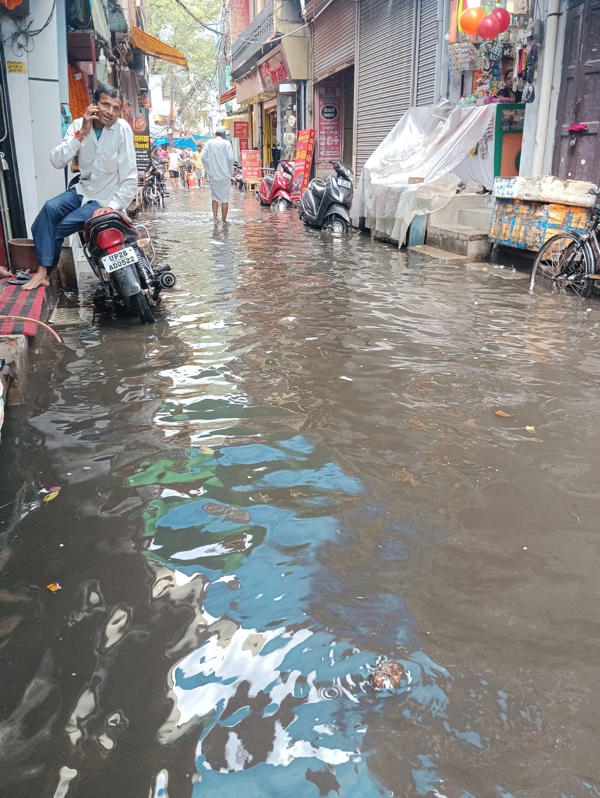 शहर में सोमवार को हुई तेज बारिश के बाद स्टेशन रोड पर भरा बारिश का पानी । संवाद शहर में सोमवार को हुई तेज बारिश के बाद स्टेशन रोड पर भरा बारिश का पानी । संवाद