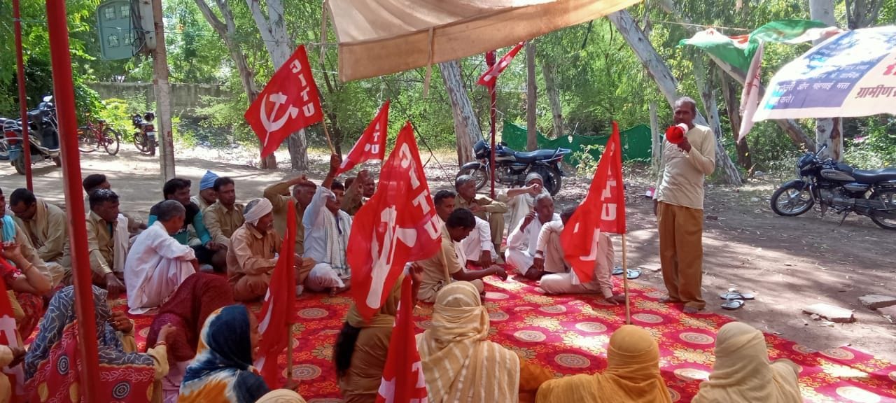 18जेएनडी05: लघु सचिवालय के बाहर धरना देते हुए ग्रामीण सफाई कर्मी। संवाद 18जेएनडी05: लघु सचिवालय के बाहर धरना देते हुए ग्रामीण सफाई कर्मी। संवाद