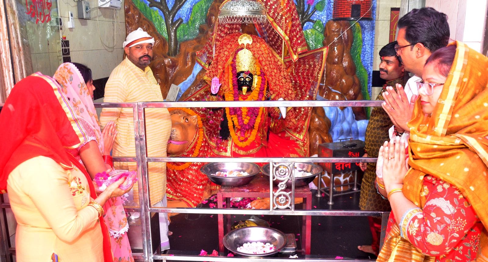 बिल्सी के हनुमानगढ़ी देवी मंदिर पर पूजा-अर्चना करते माता के भक्त। संवाद