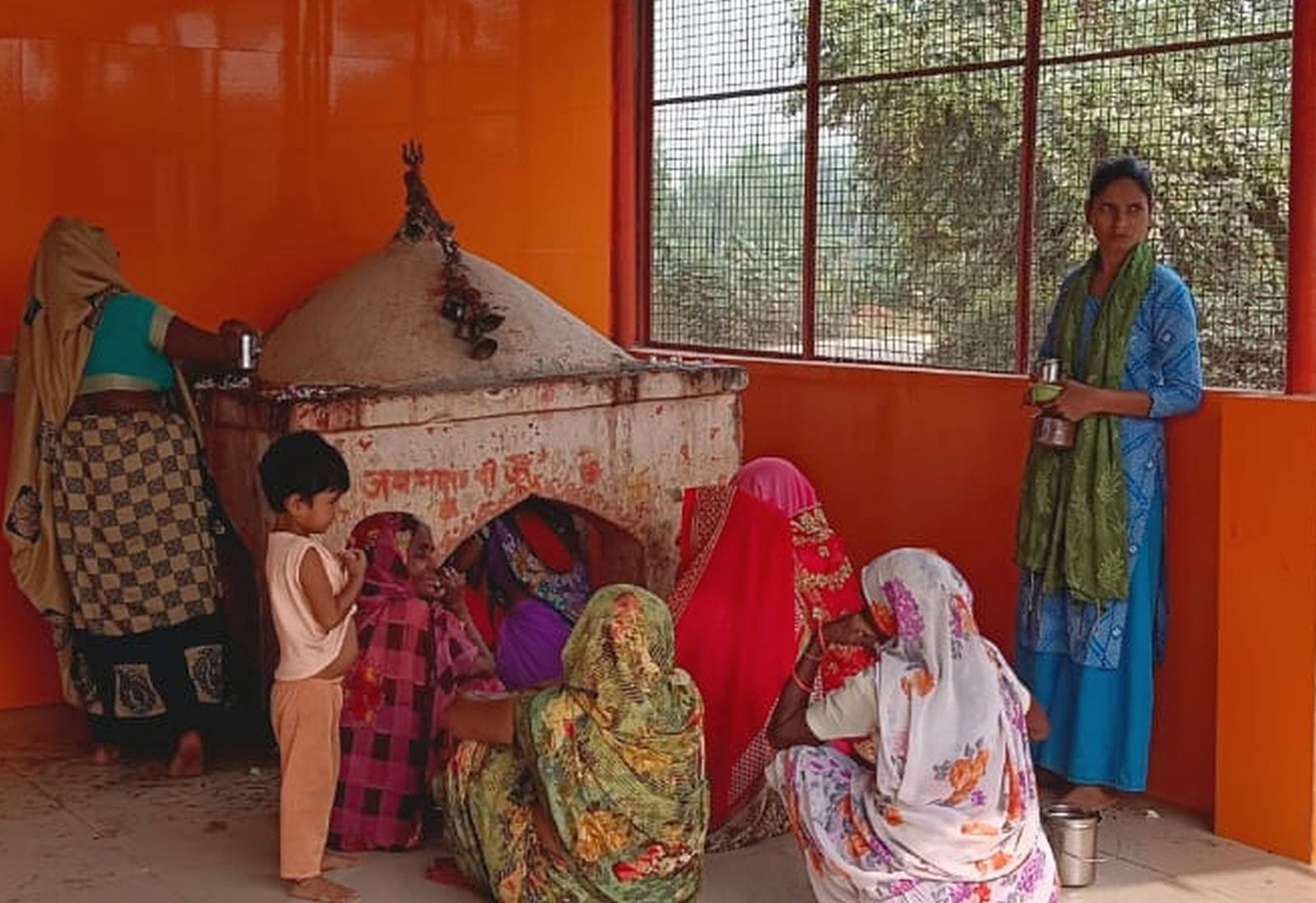 बिल्सी के हनुमानगढ़ी देवी मंदिर पर पूजा-अर्चना करते माता के भक्त। संवाद