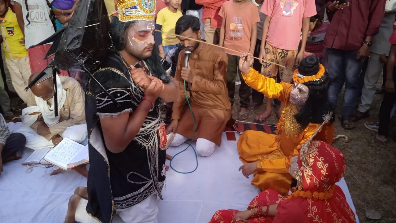 बीसलपुर रामलीला में मचंन करते कलाकार । स्रोत - मेला कमेटी
