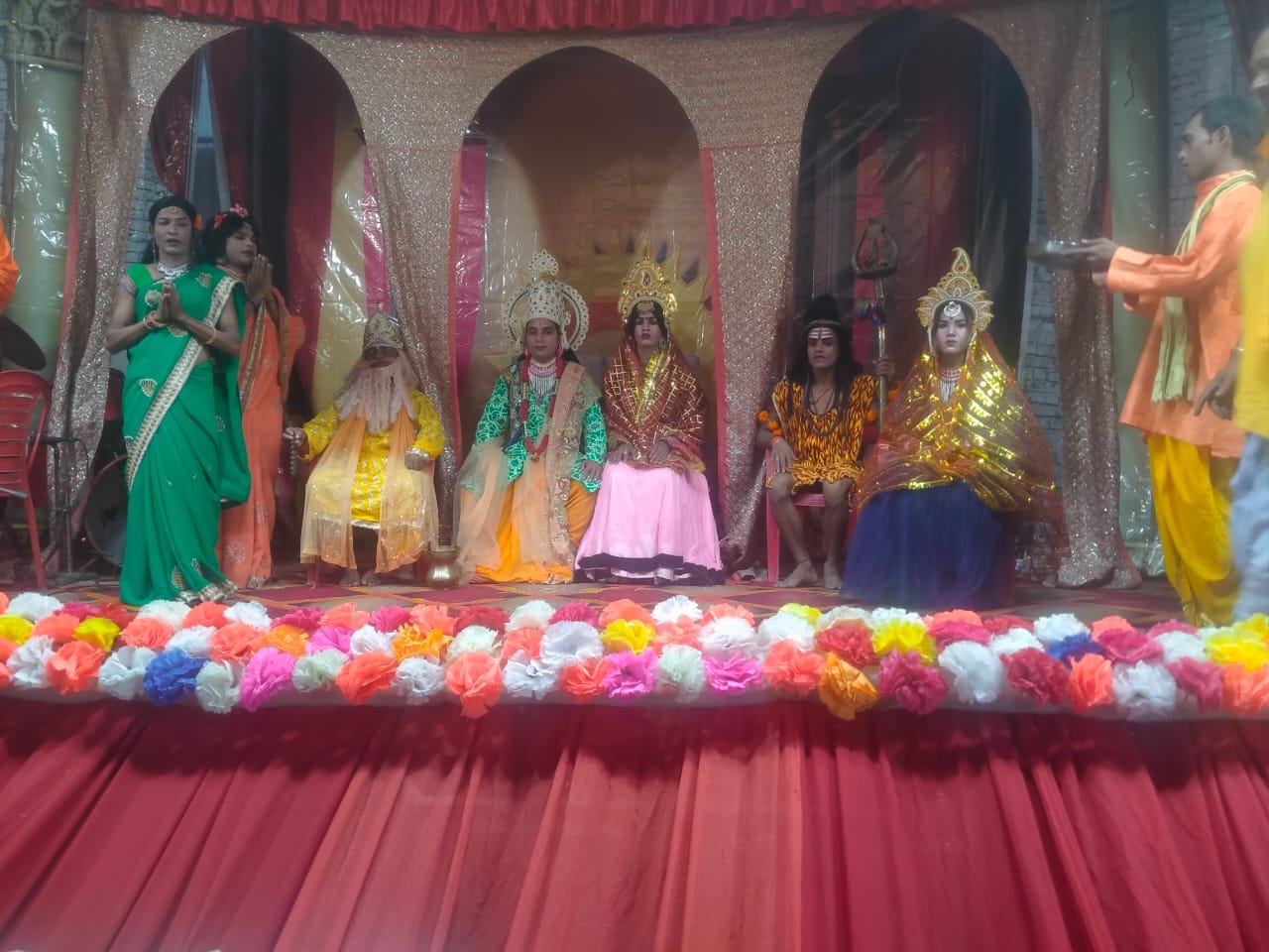 बीसलपुर रामलीला में मचंन करते कलाकार । स्रोत - मेला कमेटी