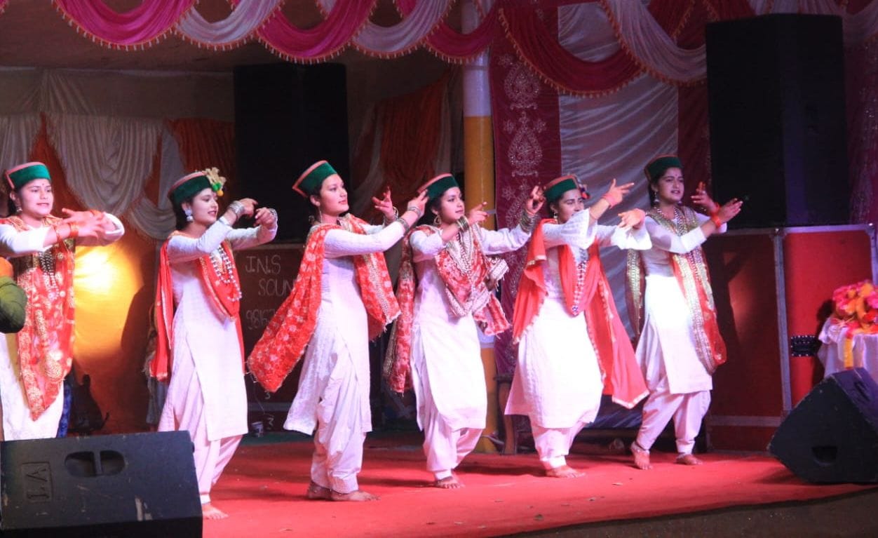 चंबा के पांगी में फूल यात्रा के दौरान प्रस्तुति देती गायक कलाकार।स्त्रोत:जागरूक पाठक चंबा के पांगी में फूल यात्रा के दौरान प्रस्तुति देती गायक कलाकार।स्त्रोत:जागरूक पाठक