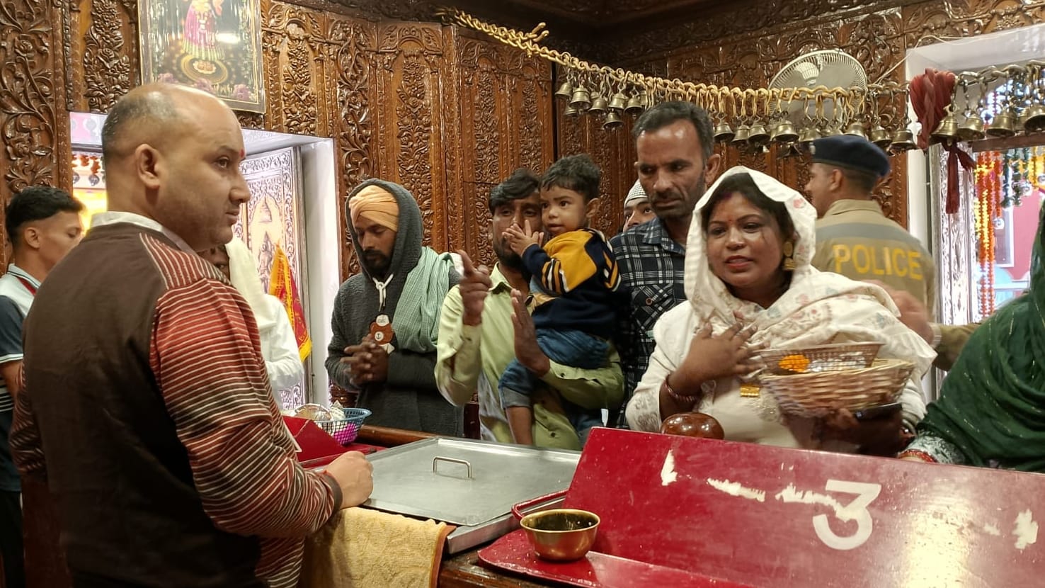 चौथे नवरात्र पर त्रिलोकपुर में माता के दर्शनों के लिए कतारों में खड़े श्रद्धालुगण। संवाद चौथे नवरात्र पर त्रिलोकपुर में माता के दर्शनों के लिए कतारों में खड़े श्रद्धालुगण। संवाद