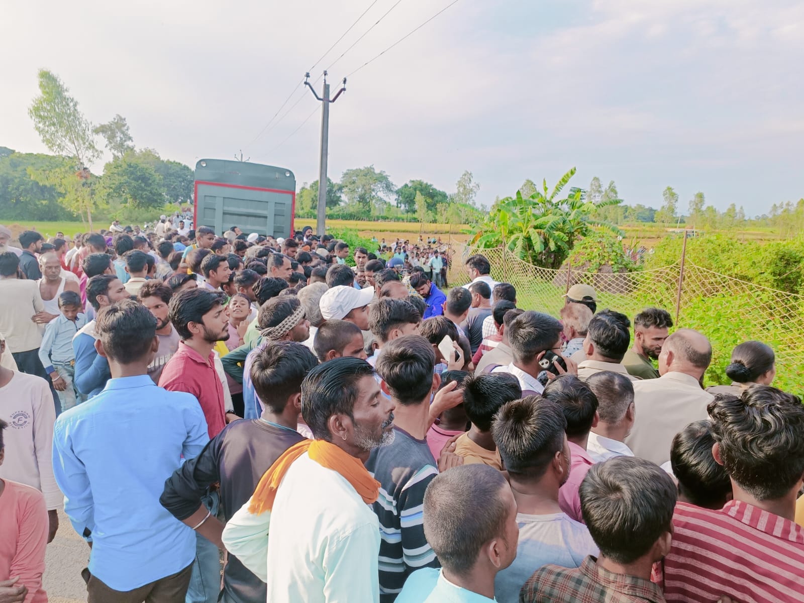 गन्ने के खेत की ओर भागती बेकाबू भीड़ । संवाद
