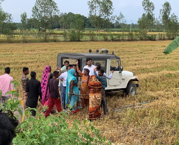 गन्ने के खेत की ओर भागती बेकाबू भीड़ । संवाद