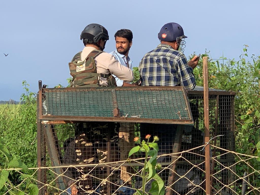 गन्ने के खेत की ओर भागती बेकाबू भीड़ । संवाद