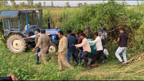 गन्ने के खेत की ओर भागती बेकाबू भीड़ । संवाद