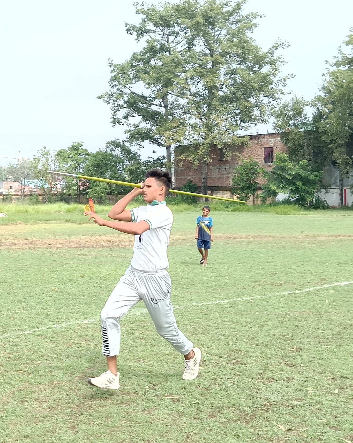 गांधी स्टेडियम में आयोजित मंडलीय एथलेटिक्स प्रतियोगिता में चक्का फेंक प्रतियोगिता में प्रतिभाग 