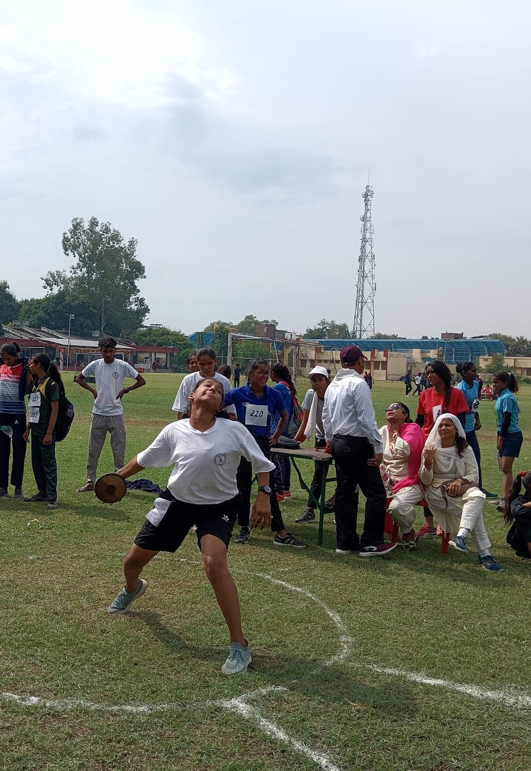 गांधी स्टेडियम में आयोजित मंडलीय एथलेटिक्स प्रतियोगिता में चक्का फेंक प्रतियोगिता में प्रतिभाग 