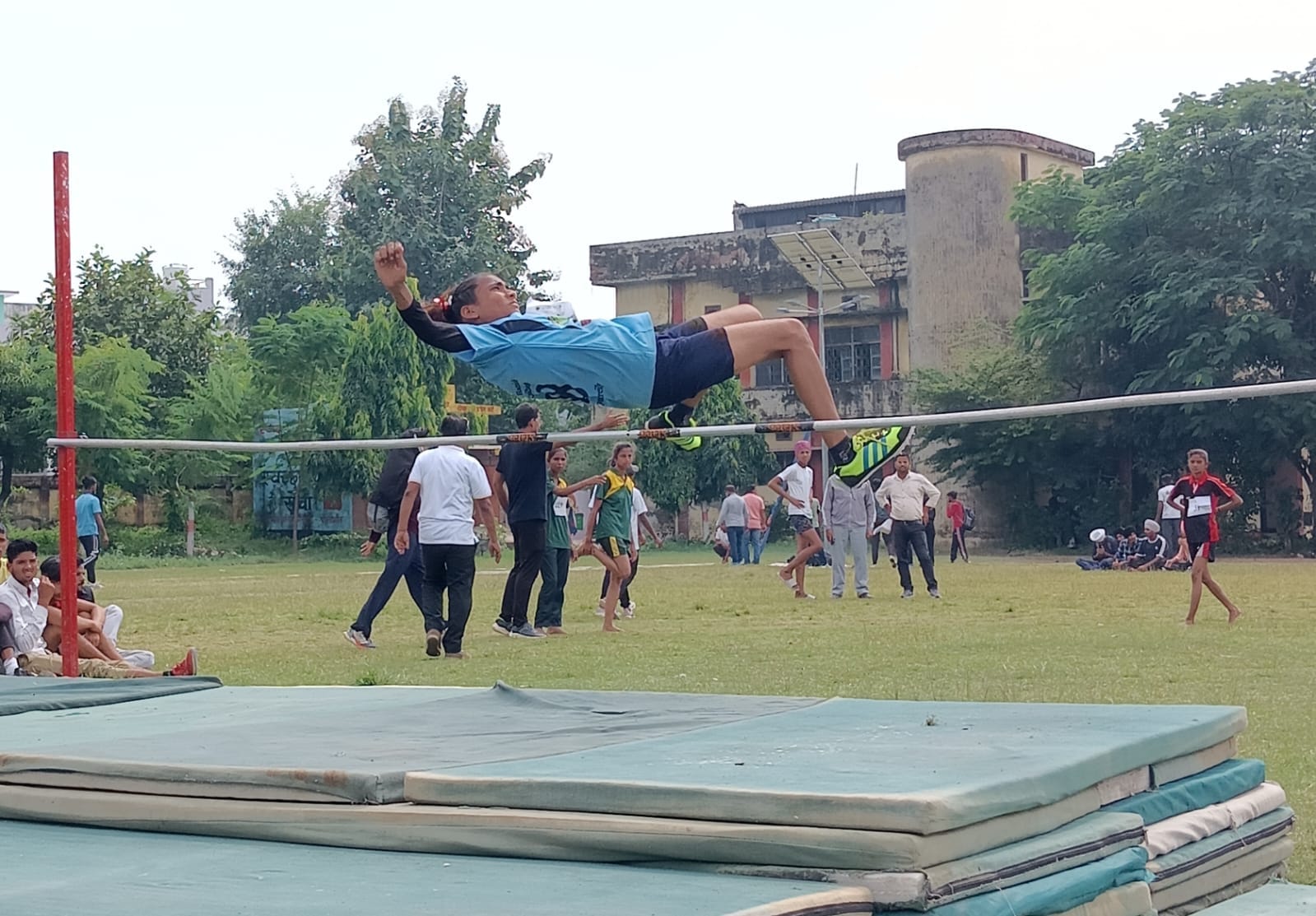 गांधी स्टेडियम में आयोजित मंडलीय एथलेटिक्स प्रतियोगिता में चक्का फेंक प्रतियोगिता में प्रतिभाग 