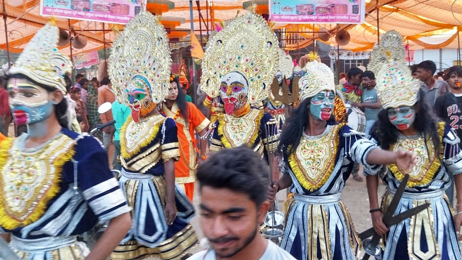 कादरचौक कस्बे में निकाली गई राम बारात में शामिल श्रीराम की झांकी। संवाद कादरचौक कस्बे में निकाली गई राम बारात में शामिल श्रीराम की झांकी। संवाद
