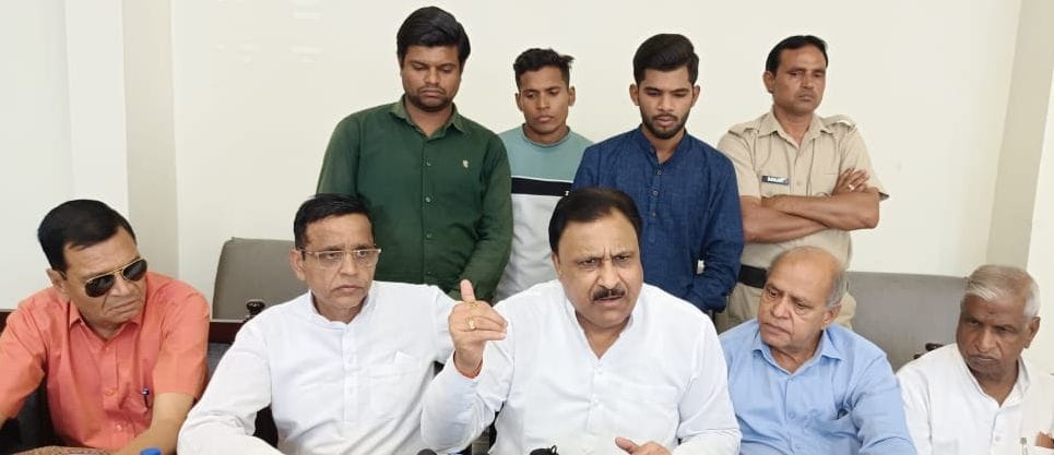 18जेएनडी07 : पत्रकारों से बातचीत करते बजरंग गर्ग व अन्य लोग। संवाद