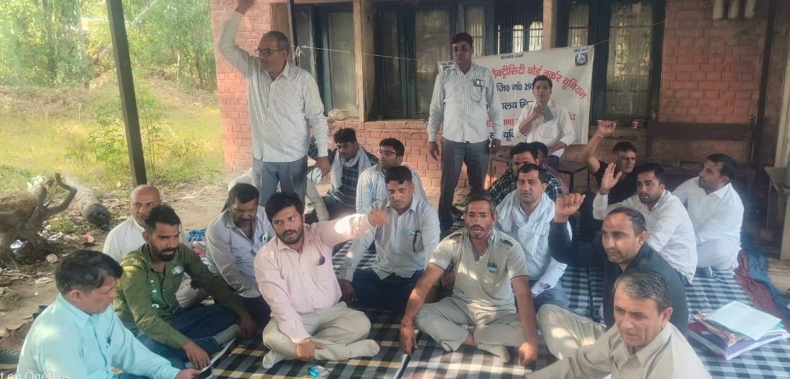 18जेएनडी15: नगूरां सब डिविजन पर धरना देते बिजली निगम कर्मचारी। संवाद 18जेएनडी15: नगूरां सब डिविजन पर धरना देते बिजली निगम कर्मचारी। संवाद