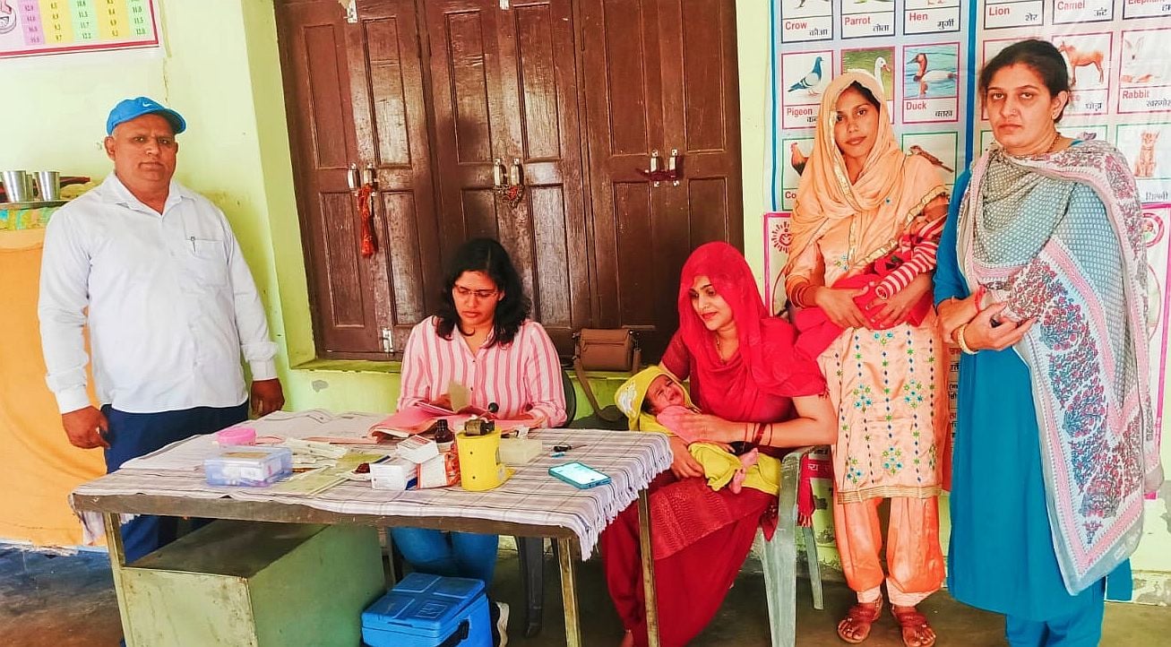18जेएनडी16: दिल्लूवाला उप स्वास्थ्य केंद्र का निरीक्षण करती मेडिकल आफिसर डॉ. दीक्षा यादव। संवाद