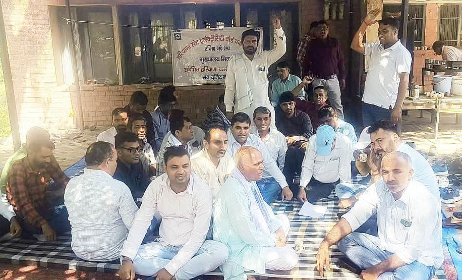 19जेएनडी07: नगूरां सब डिविजन पर धरना देते बिजली निगम कर्मचारी। संवाद
