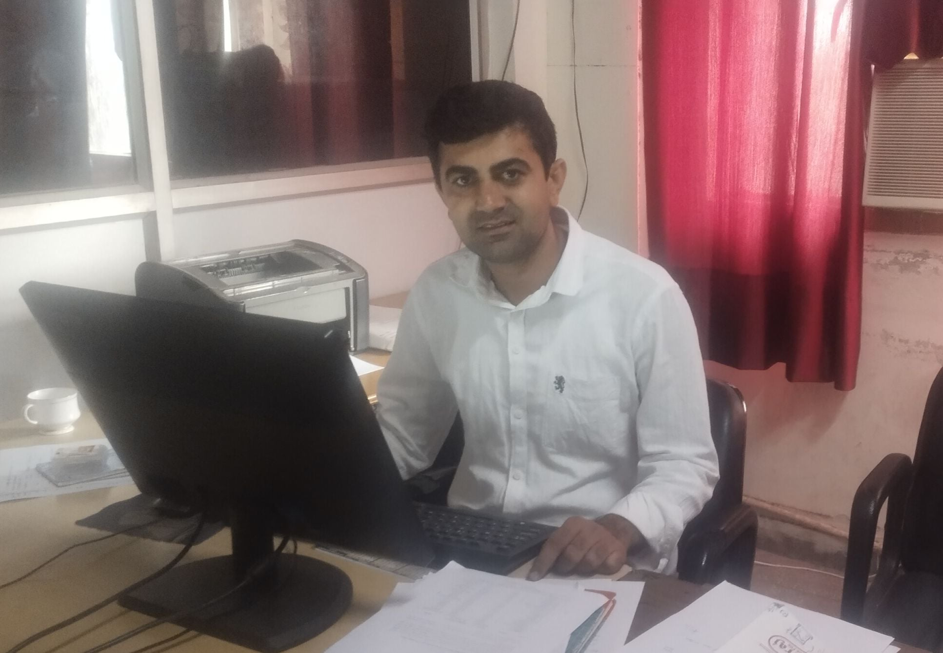 19जेएनडी10: जानकारी देते हुए विभाग का कर्मचारी। 19जेएनडी10: जानकारी देते हुए विभाग का कर्मचारी।