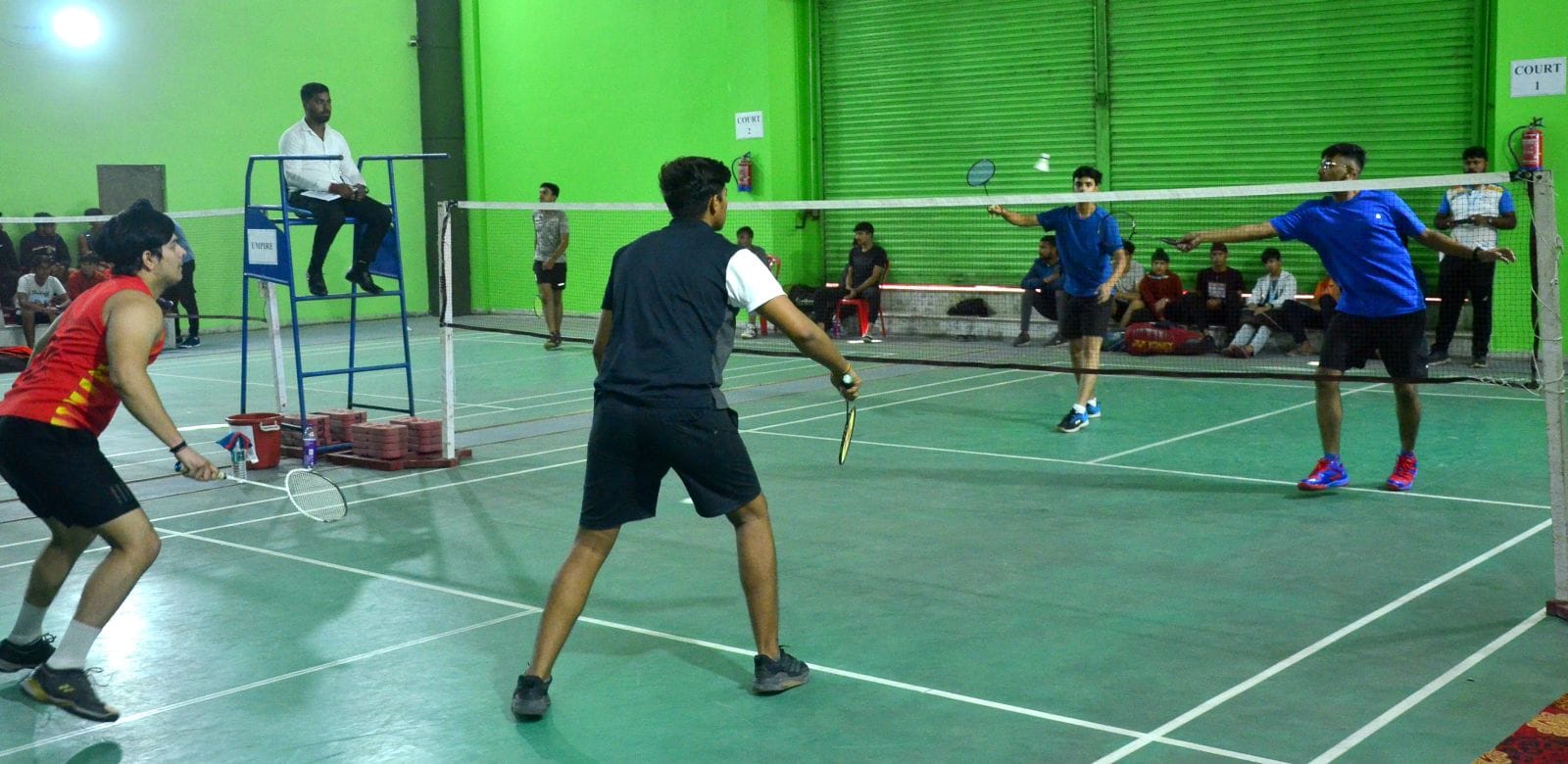 बीआरबी मॉडल स्कूल में नोएडा और देहरादून के खिलाड़ीयों के बीच खेला जा रहा बैडमिंटन मैच। संवाद