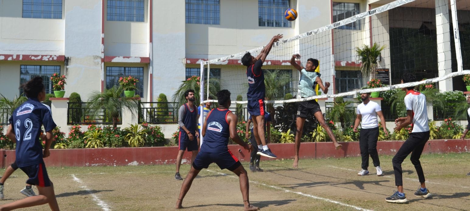 एसएस कॉलेज में टेबल टेनिस खेलती छात्राएं। संस्था