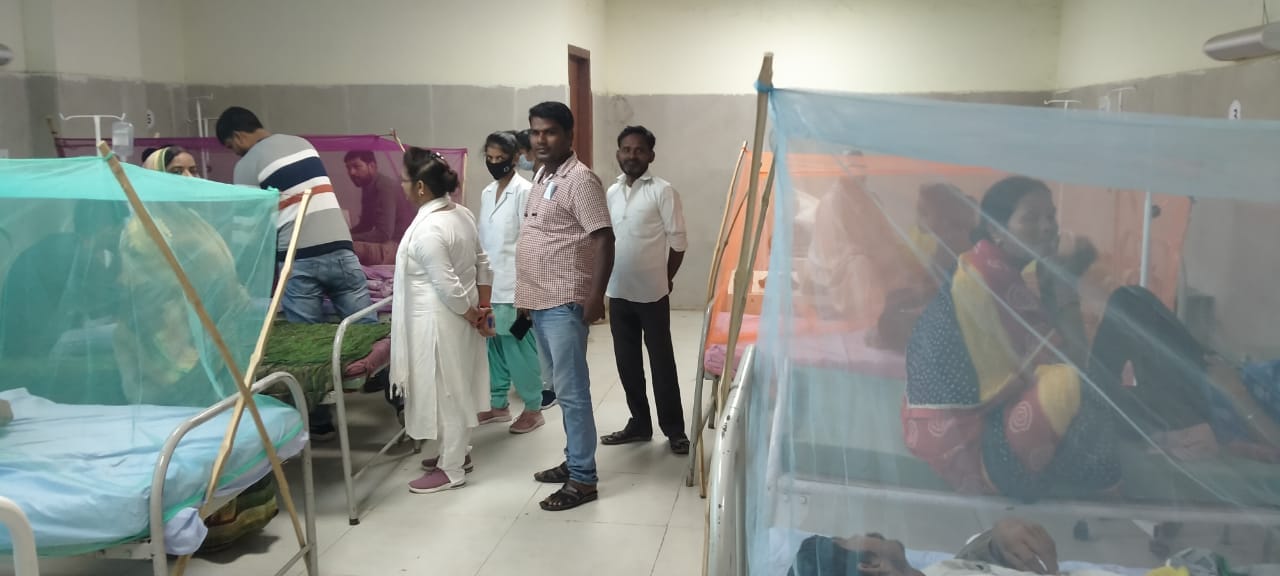 फल की दुकान पर  कीवी खरीदता यूवक