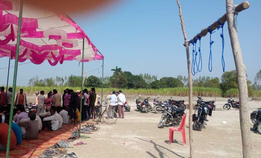 फूलबेहड़ के सिंधिया गांव मे धरना देते ग्रामीण फूलबेहड़ के सिंधिया गांव मे धरना देते ग्रामीण