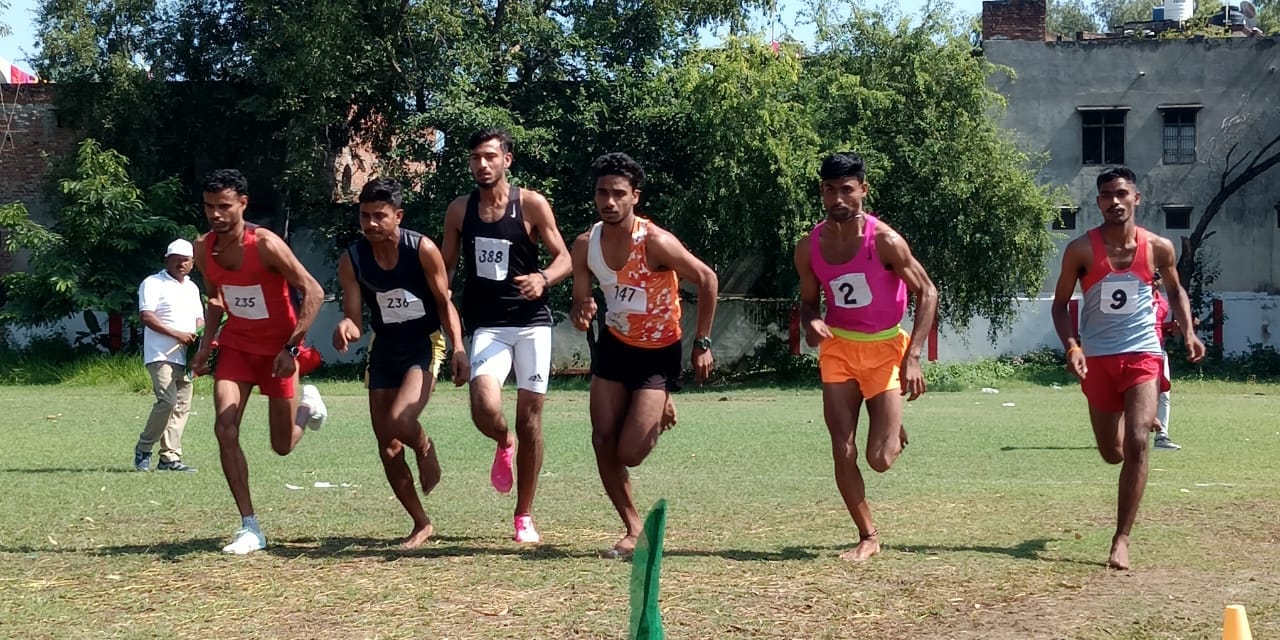 गांधी स्टेडियम में आयोजित मंडलीय एथलेटिक्स प्रतियोगिता में दौड़ में प्रतियोगिता में भाग लेती बा