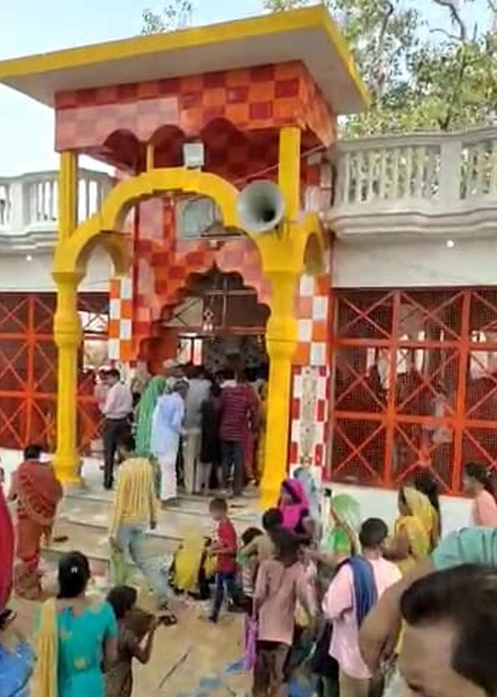 नगला मंदिर में पुजा अर्चना करते श्रद्धालु। संवाद