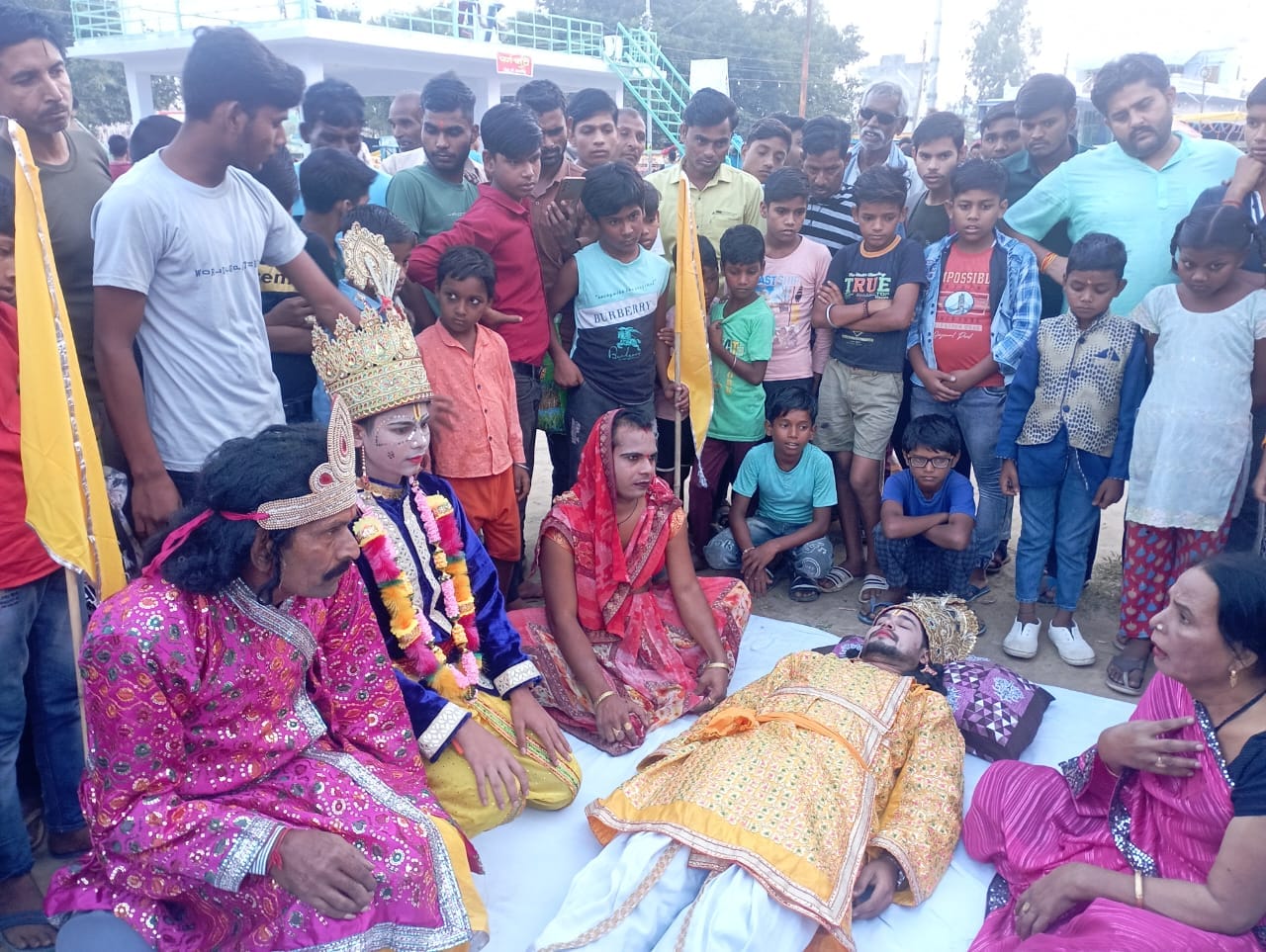 पूरनपुर रामलीला मेले में मंचन करते कलाकार । स्रोत - नाटक कंपनी