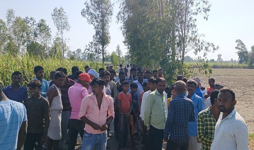 रानीगंज गांव में गन्ने के खेत के निकट निगरानी करते वन कर्मी । संवाद