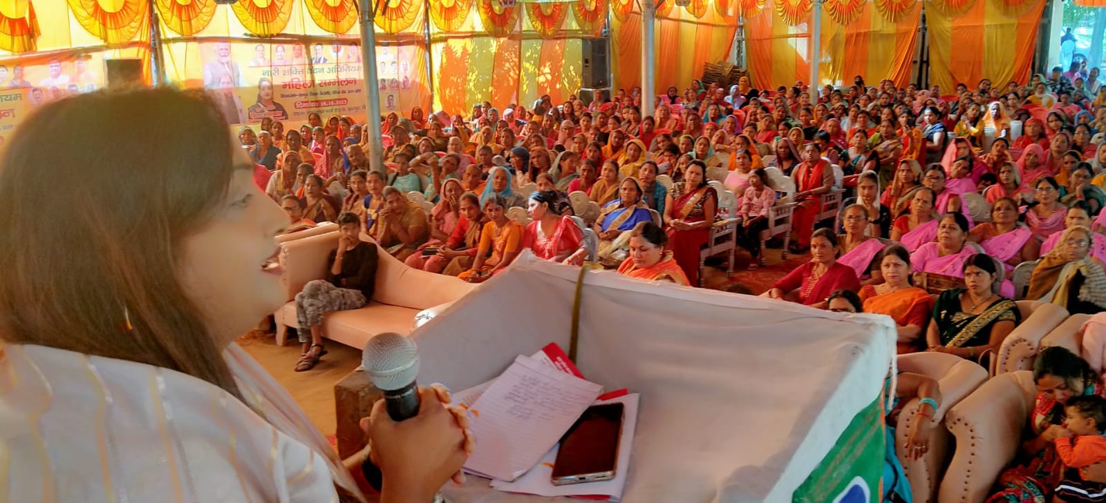 धामपुर में संपन्न नारी शक्ति वंदन अधिनियम महिला सम्मेलन में मंचासीन अतिथि। संवाद