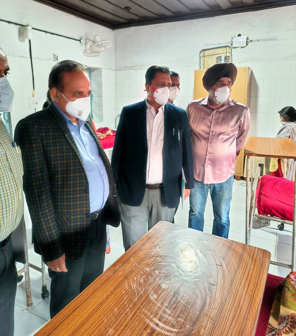 धर्मपुर के क्षय रोग अस्पताल में आयोजित रोगी कल्याण समिति की बैठक की अध्यक्षता करते उपायुक्त मनम